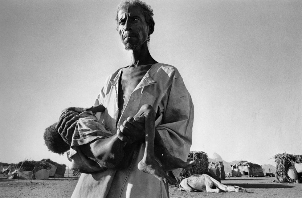 Un refugiado de Eritrea, que lleva a su hijo al campamento de Wad Sherifai. Sudán. 1985